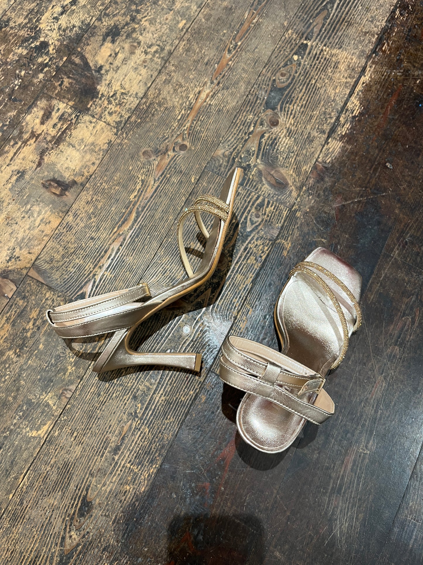Sandalo gioiello in pelle champagne - Sandalo artigianale
realizzato in una piccola fabbrica di nostri amici a Napoli
due fascette luminose arricchiscono la scarpa
realizzata in pelle champagne 