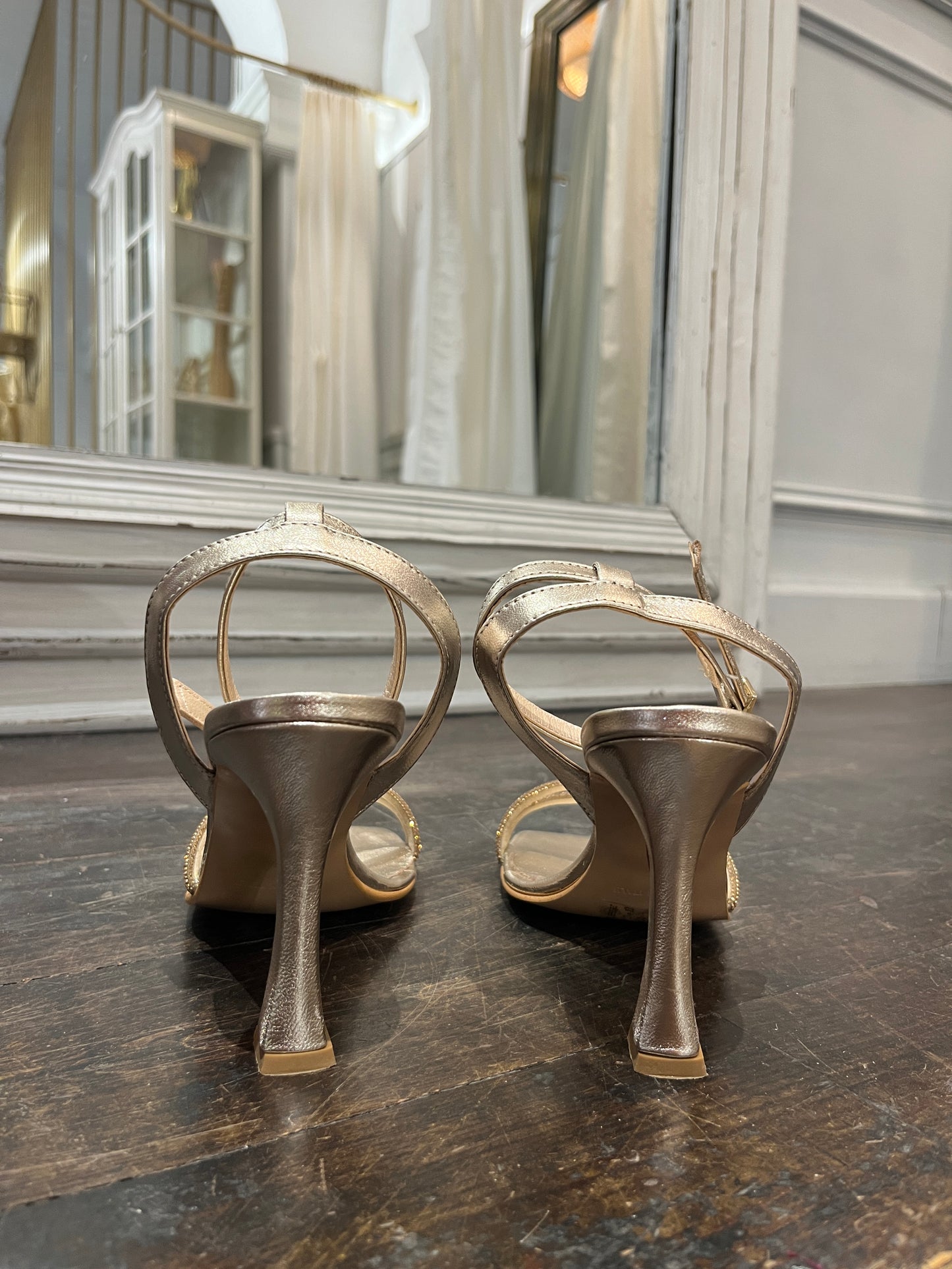 Sandalo gioiello in pelle champagne - Sandalo artigianale
realizzato in una piccola fabbrica di nostri amici a Napoli
due fascette luminose arricchiscono la scarpa
realizzata in pelle champagne 