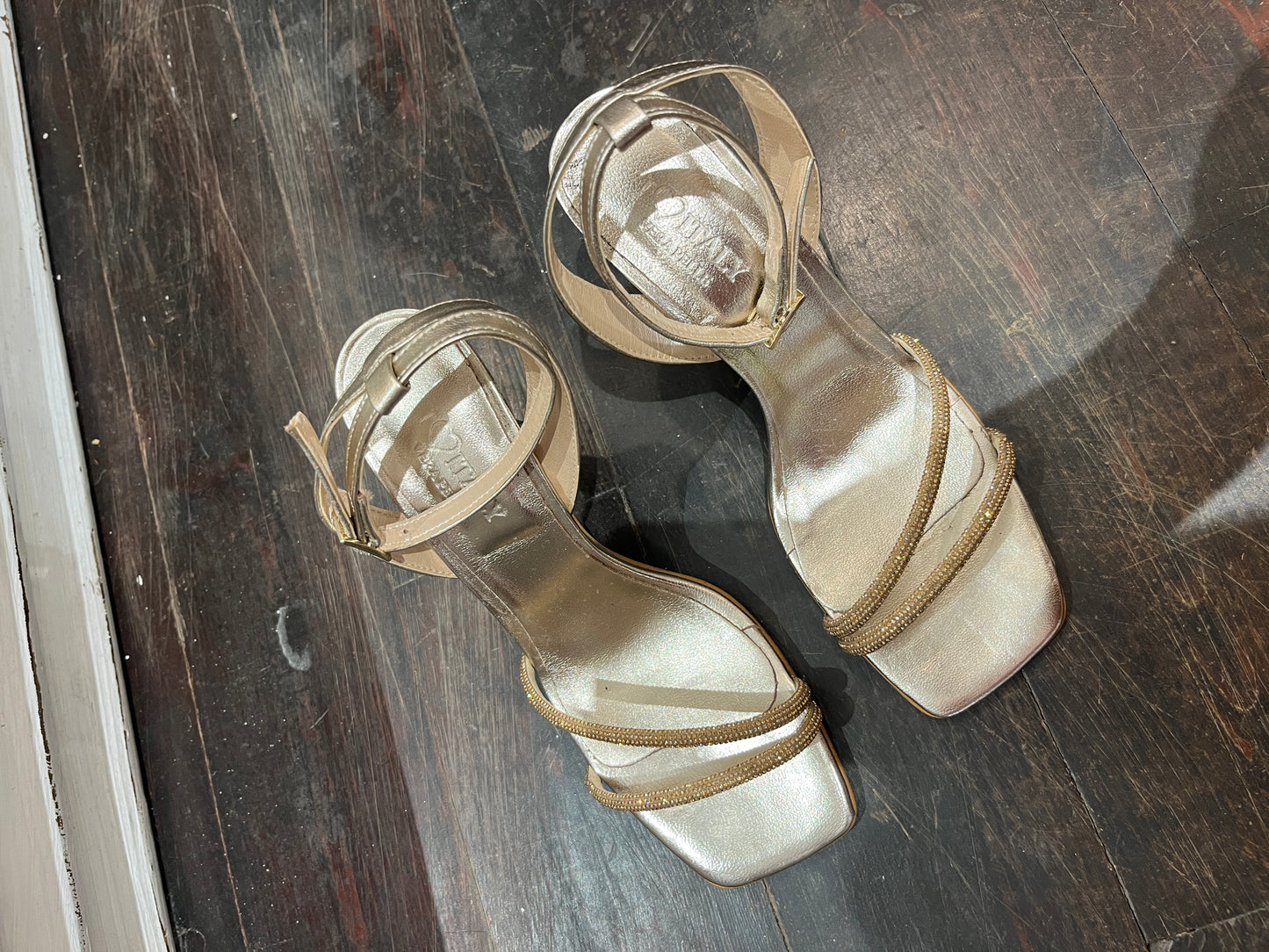 Sandalo gioiello in pelle champagne - Sandalo artigianale
realizzato in una piccola fabbrica di nostri amici a Napoli
due fascette luminose arricchiscono la scarpa
realizzata in pelle champagne 