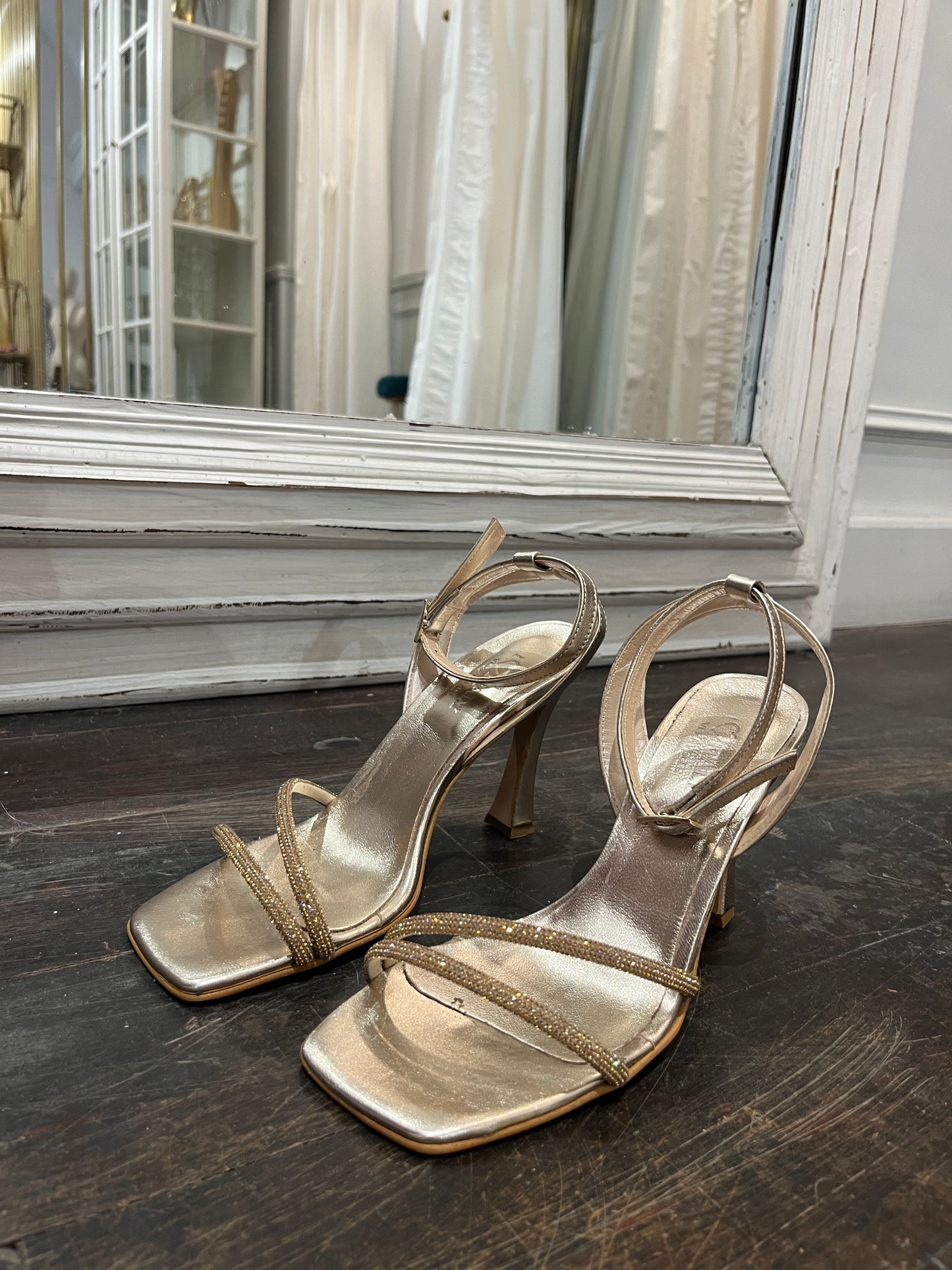 Sandalo gioiello in pelle champagne - Sandalo artigianale
realizzato in una piccola fabbrica di nostri amici a Napoli
due fascette luminose arricchiscono la scarpa
realizzata in pelle champagne 