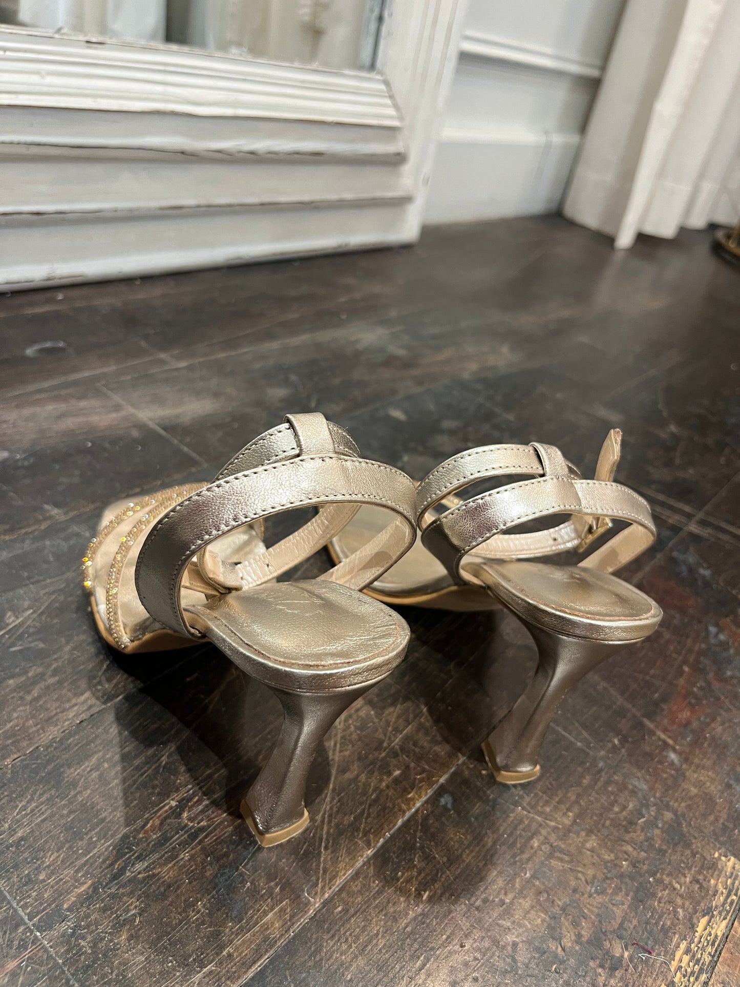 Sandalo gioiello in pelle champagne - Sandalo artigianale
realizzato in una piccola fabbrica di nostri amici a Napoli
due fascette luminose arricchiscono la scarpa
realizzata in pelle champagne 