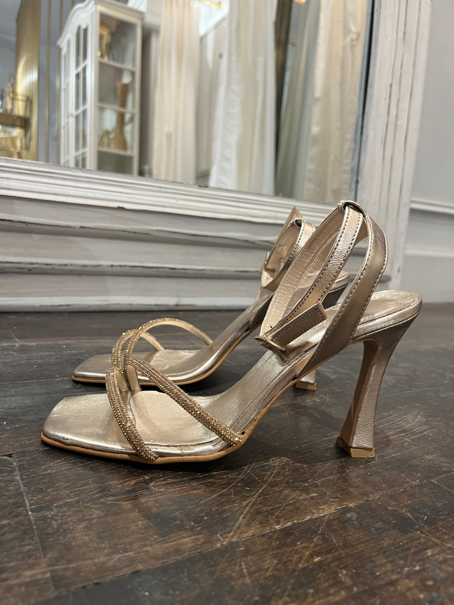 Sandalo gioiello in pelle champagne - Sandalo artigianale
realizzato in una piccola fabbrica di nostri amici a Napoli
due fascette luminose arricchiscono la scarpa
realizzata in pelle champagne 