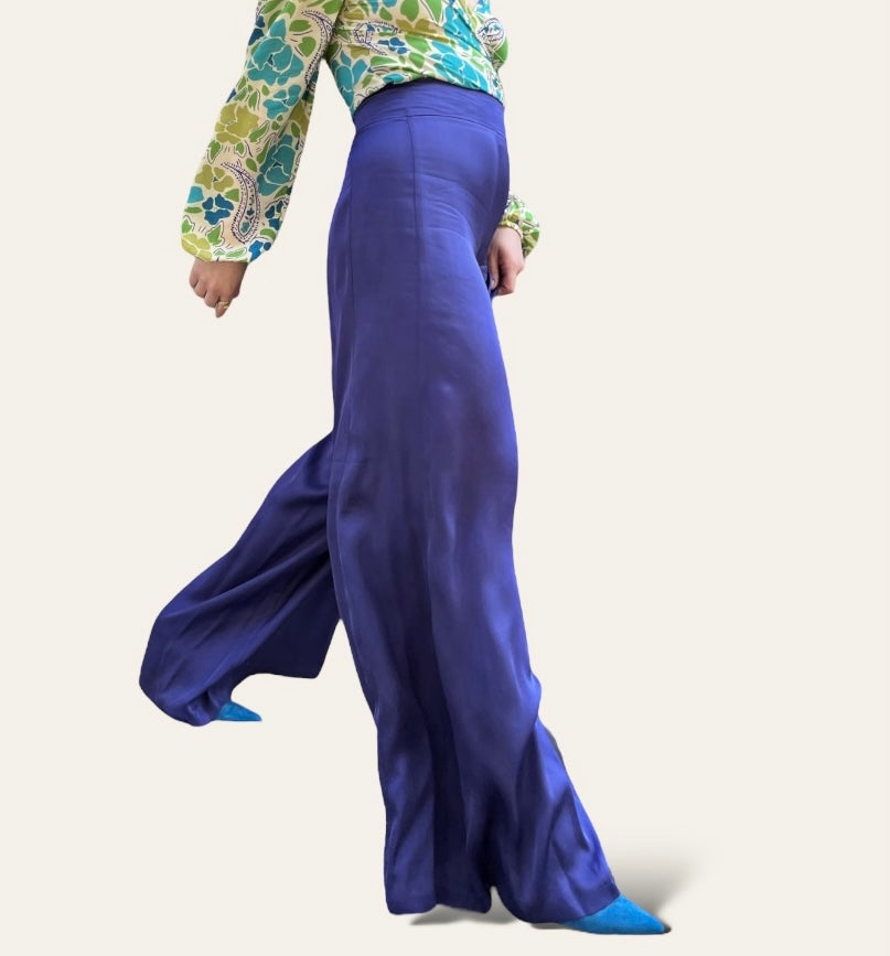 Pantalone palazzo in raso di viscosa viola - vita alta con cinta in raso modello palazzo ampio