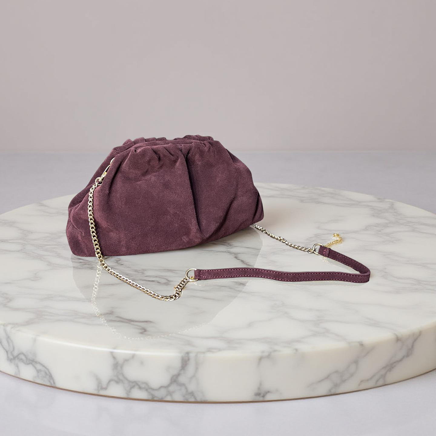 Borsa Raviolo in Pelle Scamosciata Prugna con Tracolla Catena