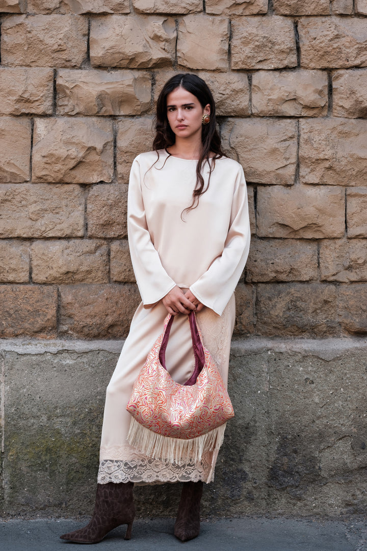 Gonna midi in satin opaco con pizzo e spacco laterale