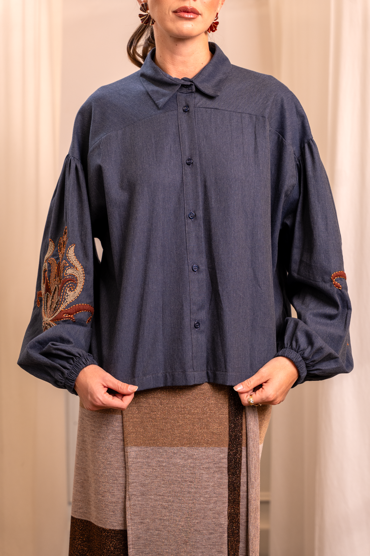 Camicia in cotone jeans ricamata