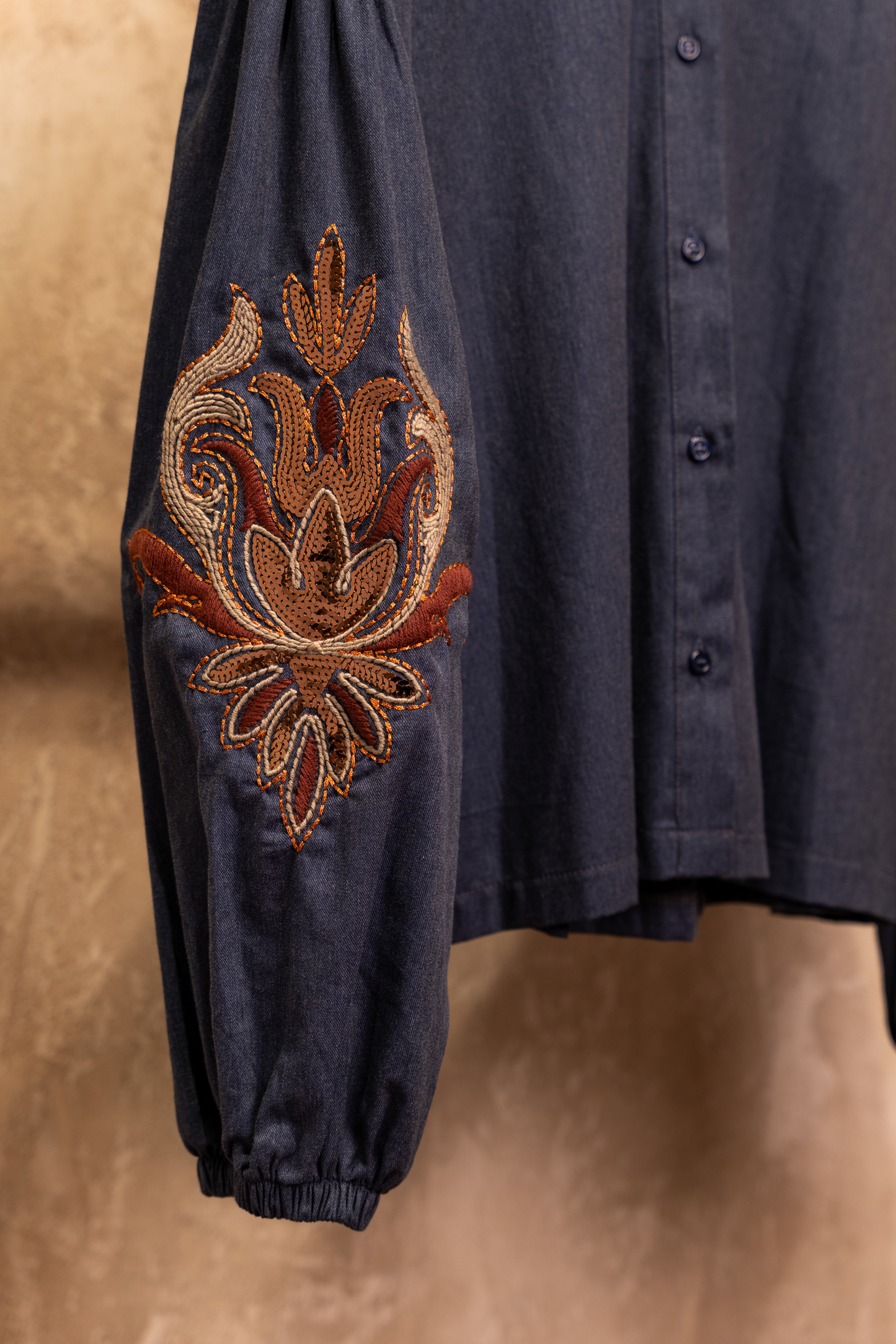 Camicia in cotone jeans ricamata