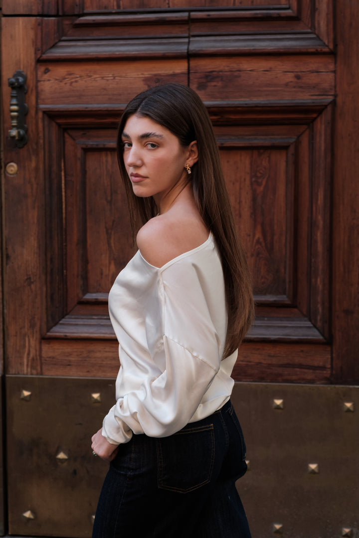Blusa in viscosa con spalla scoperta e maniche lunghe