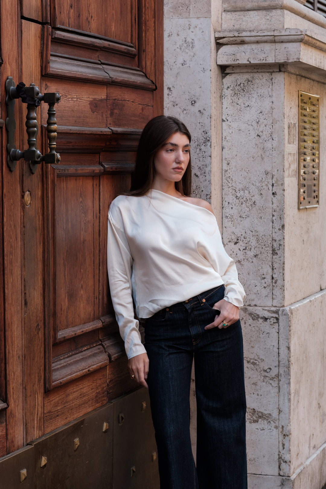 Blusa in viscosa con spalla scoperta e maniche lunghe