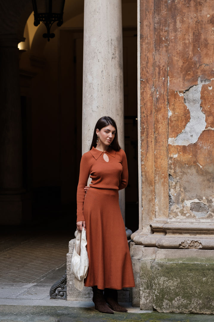 Polo donna in viscosa con scollo ovale e bottoncino