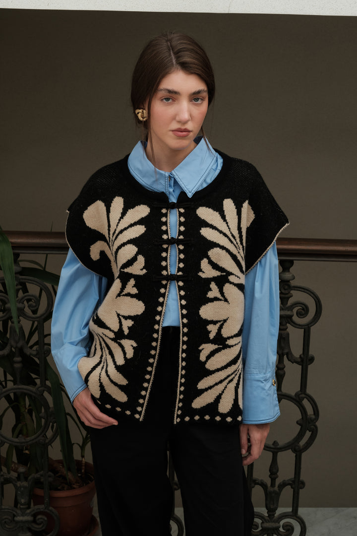 Gilet in seta e misto lana con alamari e ricami
