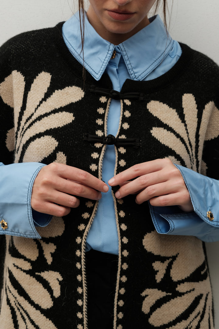 Gilet in seta e misto lana con alamari e ricami