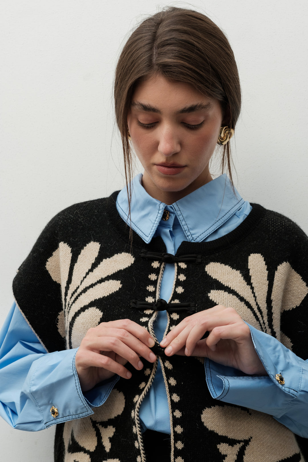 Gilet in seta e misto lana con alamari e ricami