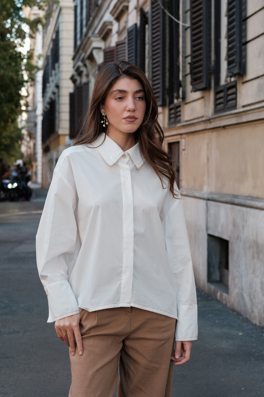 Camicia in cotone con cuciture a contrasto