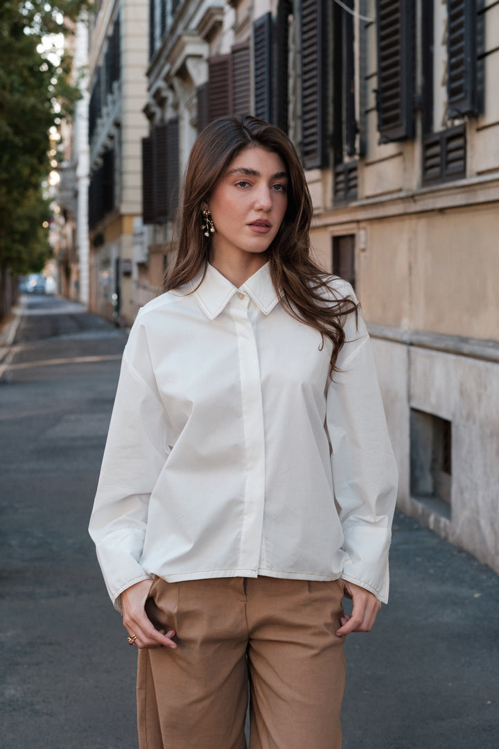 Camicia in cotone con cuciture a contrasto