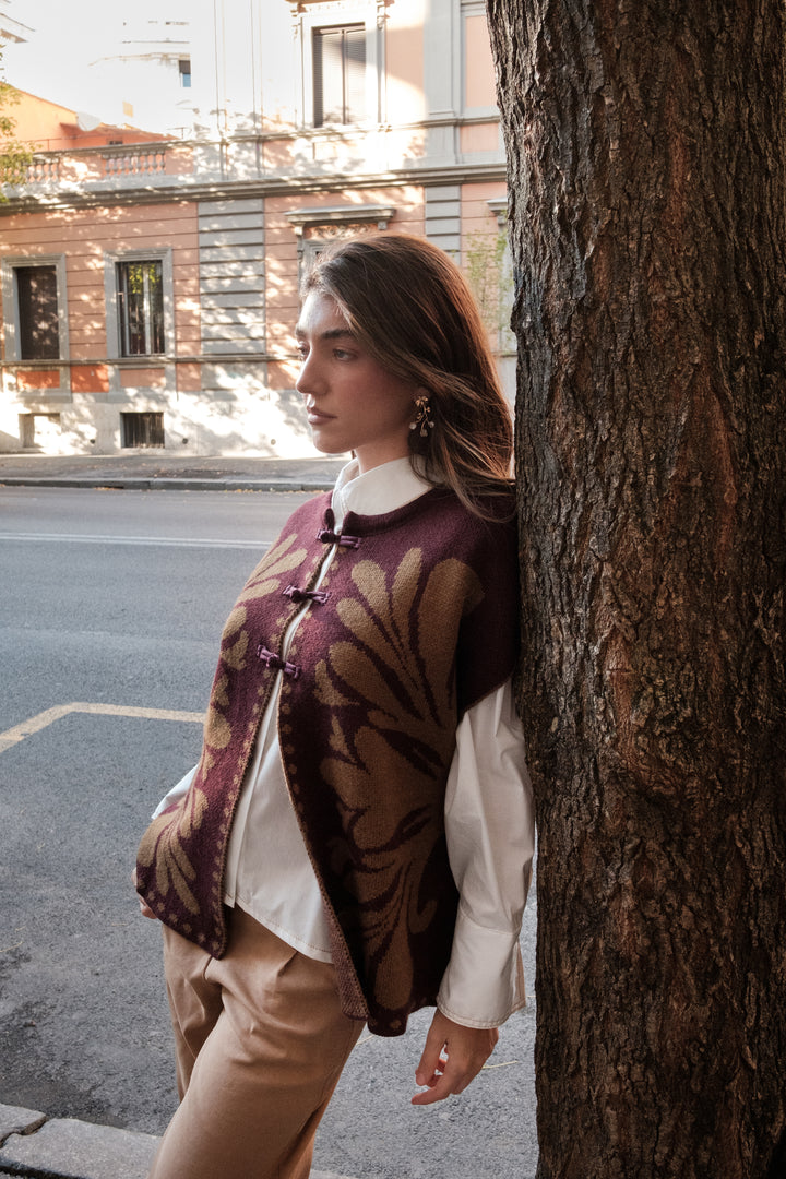 Gilet in seta e misto lana con alamari e ricami
