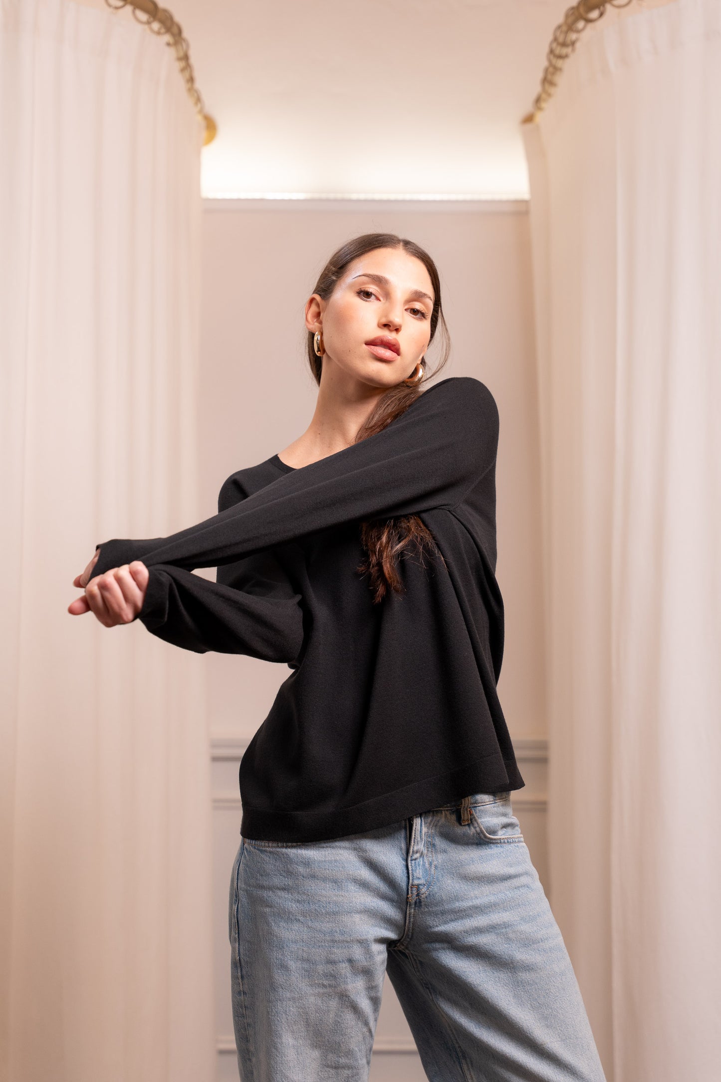 Maglia Nera in Viscosa Elasticizzata - Capo Essenziale Made in Italy