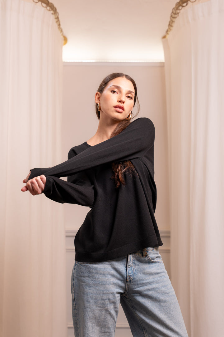 Maglia Nera in Viscosa Elasticizzata - Capo Essenziale Made in Italy