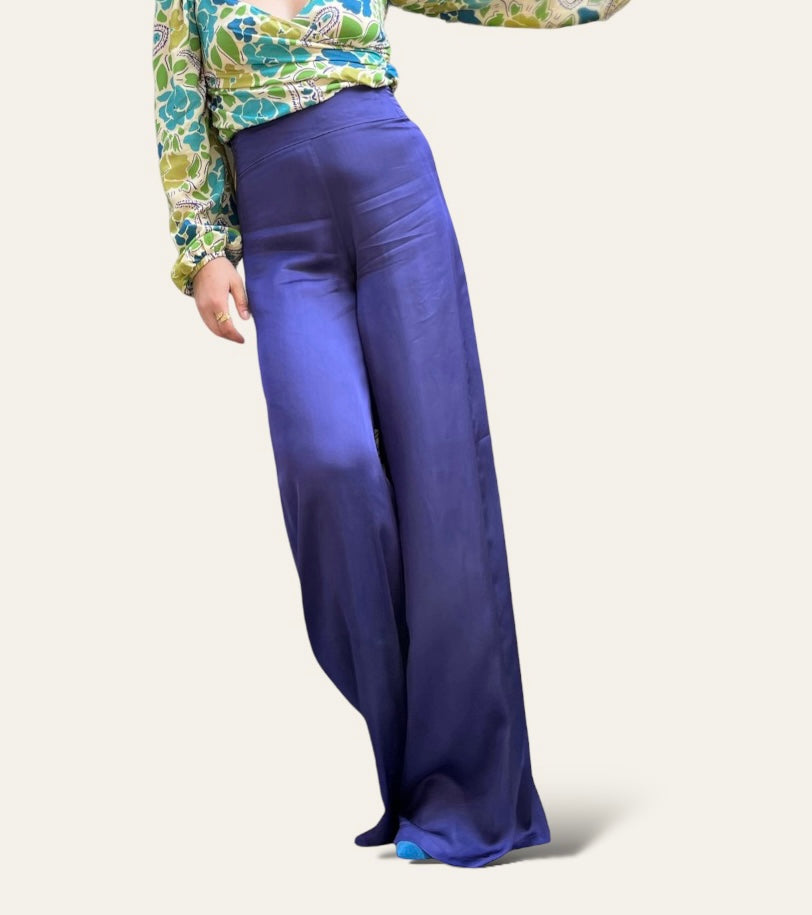 Pantalone palazzo in raso di viscosa viola - vita alta con cinta in raso modello palazzo ampio